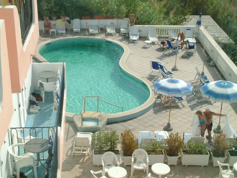 Hotel La Ginestra Forio  Bagian luar foto